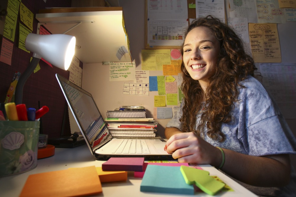 Aluna estudando em aula online da Itop Idiomas